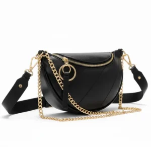 Bolso bandolera convertible de eco-cuero Riva en negro con forma de media luna y cadena dorada, vista frontal - Porte Italia.